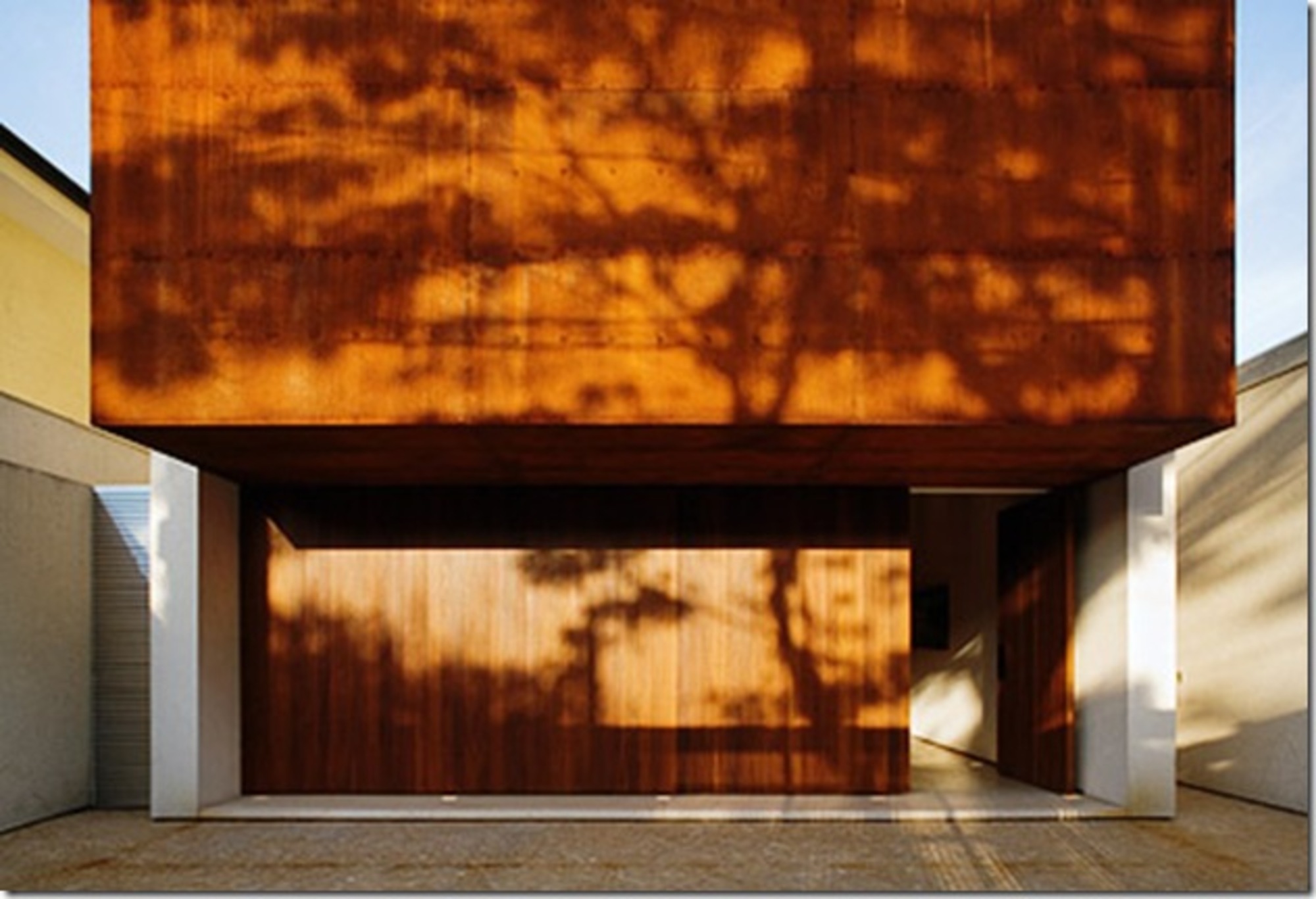 Fachada da casa projetada por Marcio Kogan e fotografada por Nelson Kon