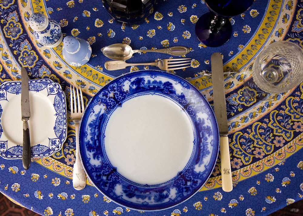 Mesa de jantar azul e branca com toalha estampada
