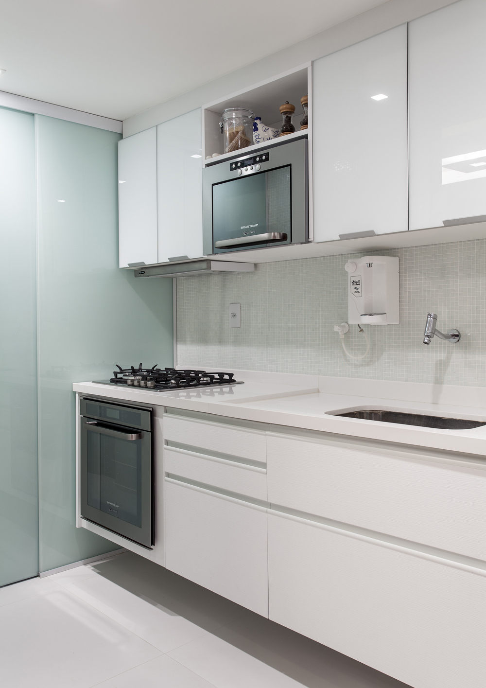 Decoração de: Cozinha integrada - armários brancos