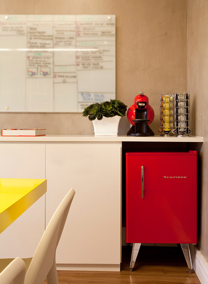 Decoração de:  - escritório; frigobar vermelho brastemp