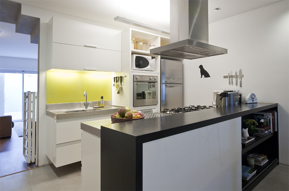Decoração de: Cozinha integrada - parede amarela; Casa de Valentina