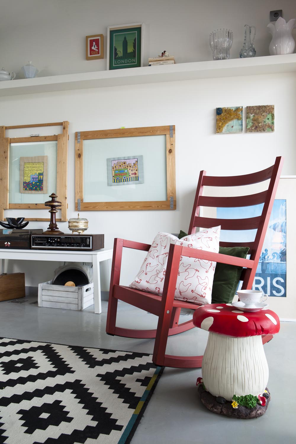 Casa de Valentina; decoração; Open House; casa; grécia; detalhe; cadeira vermelha
