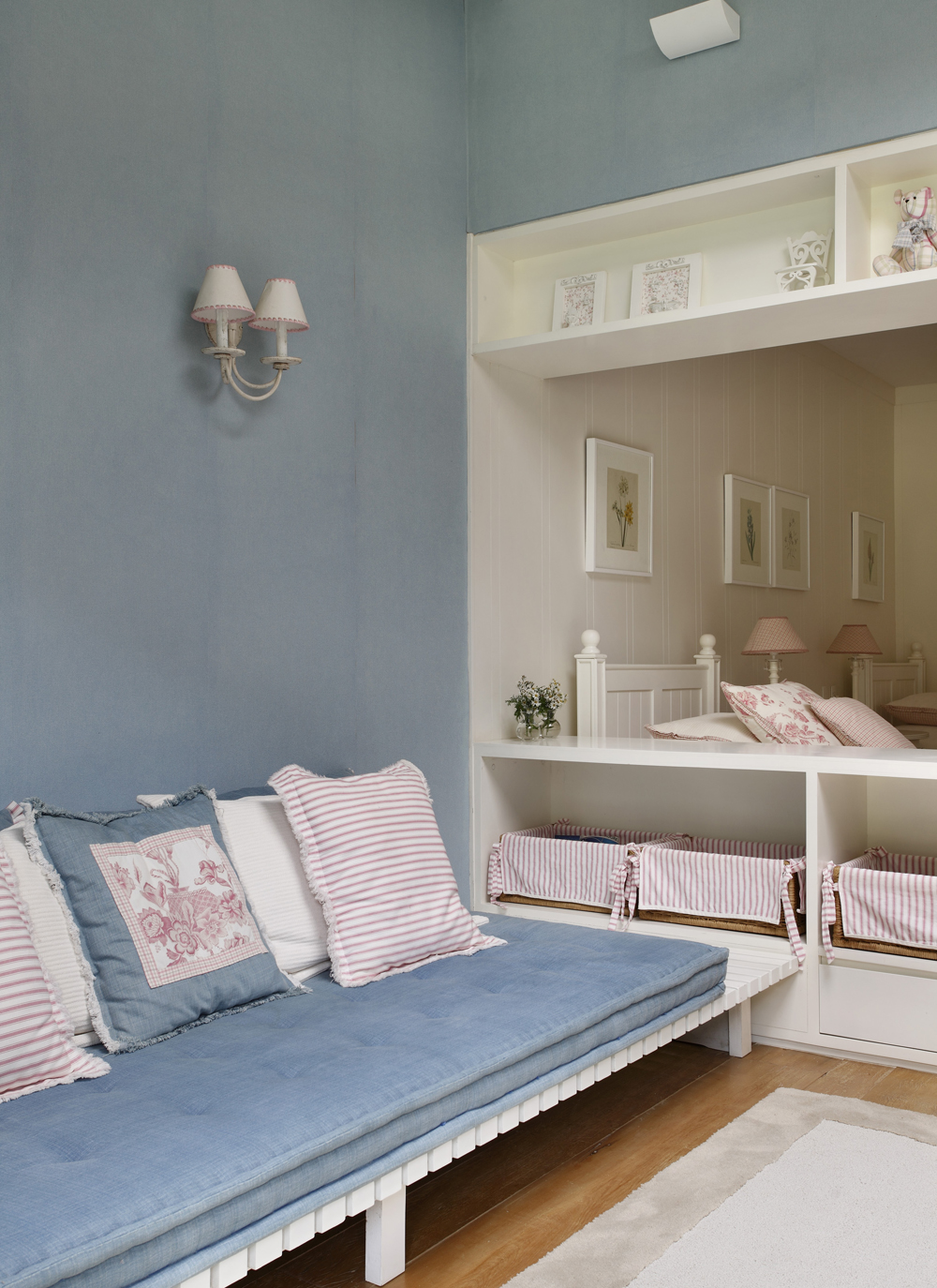 Decoração de: Quarto de criança - sofá de futon azul; Casa de Valentina