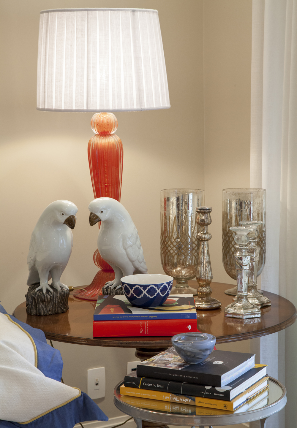 Decoração de: Detalhes  - mesa lateral; pássaros de cerâmica; Casa de Valentina