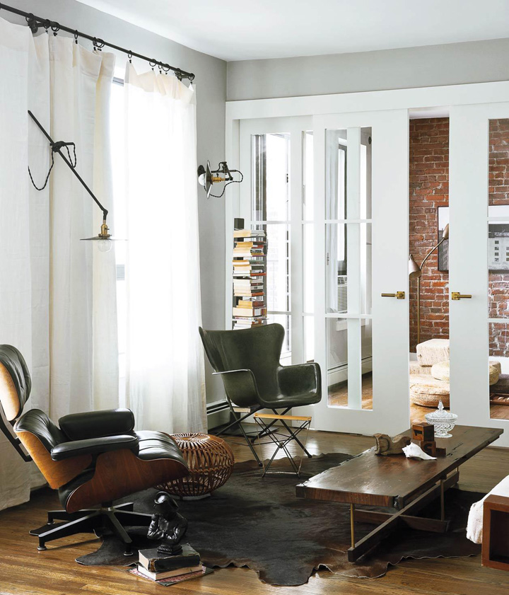 Decoração de: Sala de estar - poltrona Charles Eames preta; Casa de Valentina