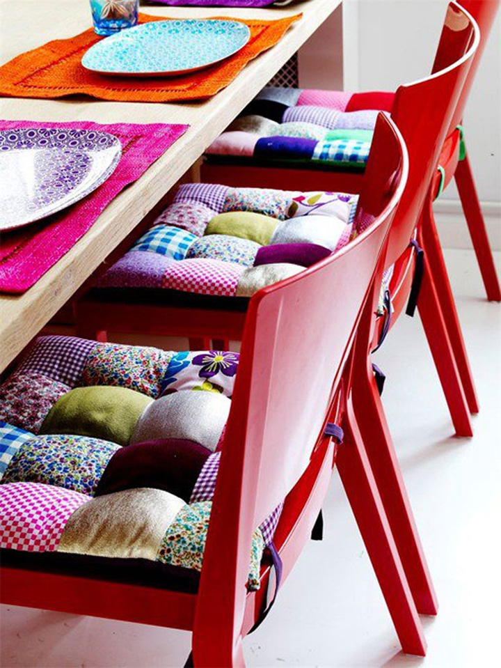 Decoração de: Detalhes; cadeiras vermelhar; almofadas coloridas; Casa de Valentina