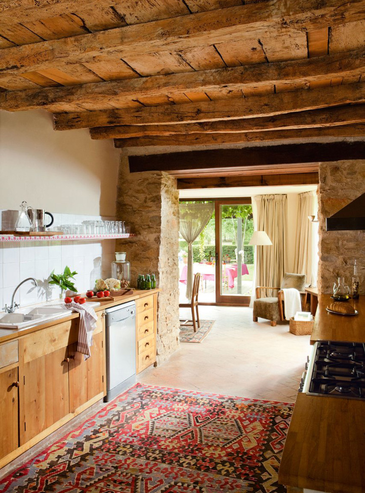 Decoração de: Cozinha - teto de madeira rústica; Casa de Valentina
