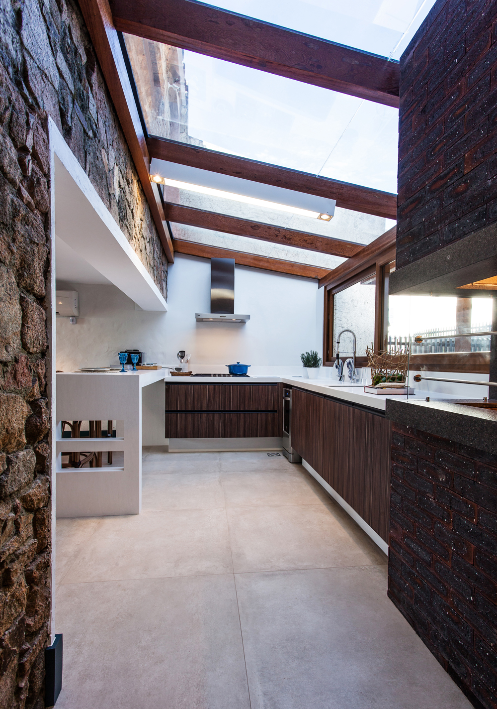 Decoração de: Cozinha integrada - cozinha corredor; Casa de Valentina
