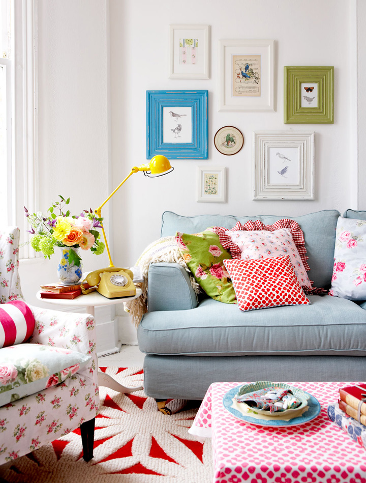 Decoração de: Sala de estar; sofá cinza; almofadas coloridas; Casa de Valentina