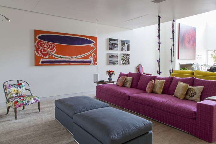 Decoração de: Sala de televisão - sofá rosa; Casa de Valentina