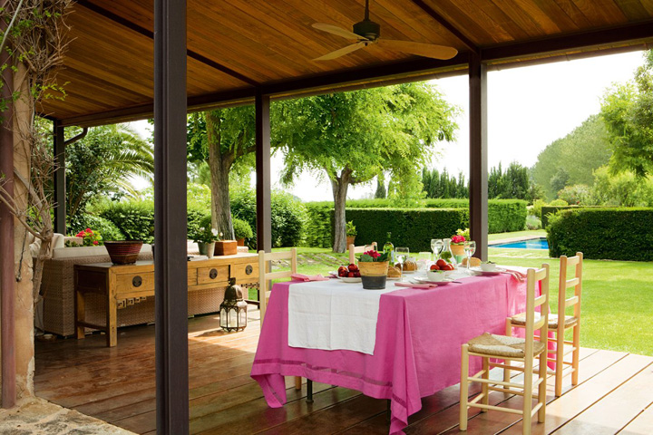 Decoração de: Varanda  - mesa de refeição; toalha de mesa rosa; Casa de Valentina