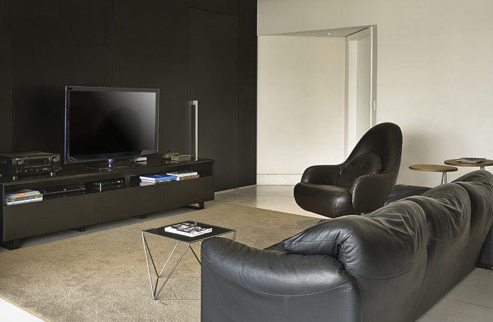 Decoração de: Sala de televisão - sofá de couro preto; Casa de Valentina