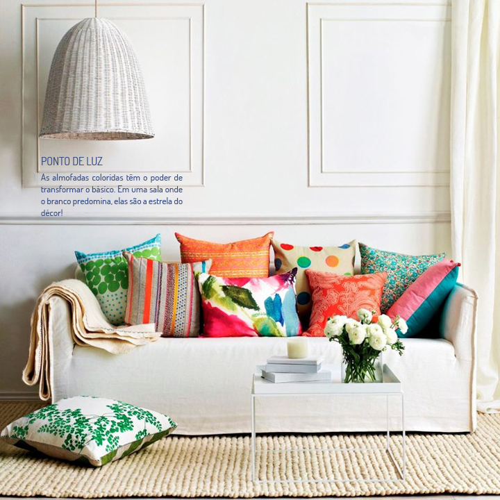 Decoração de: Sala de estar; Sofá branco; almofadas coloridas; Casa de Valentina