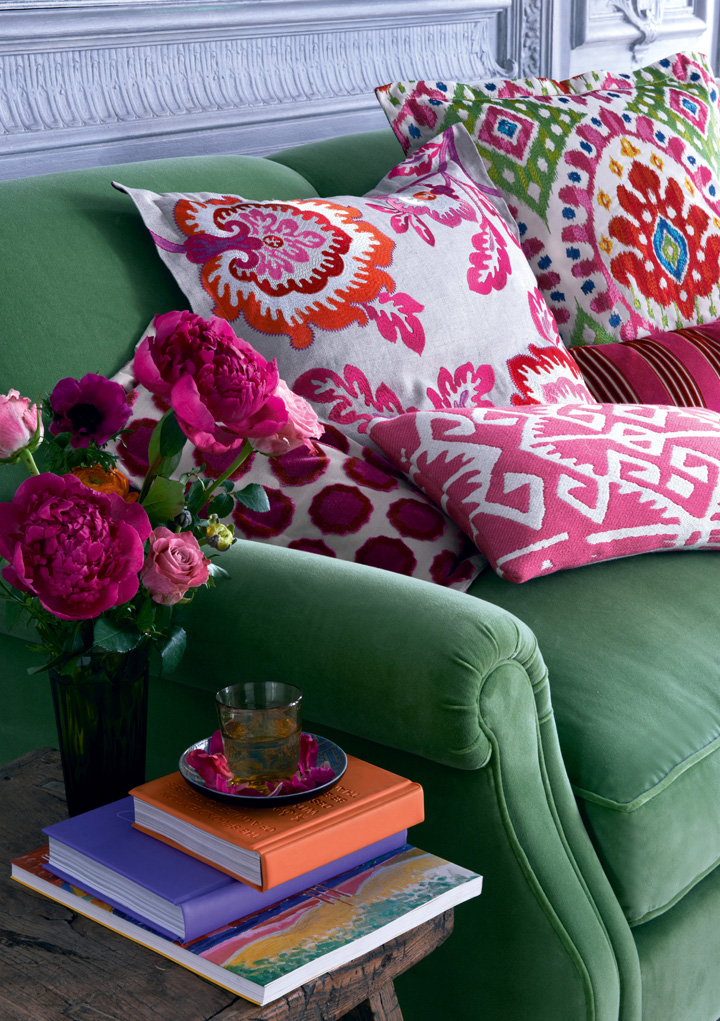 Decoração de: Detalhes; almofada floral vermelha e branca; Casa de Valentina