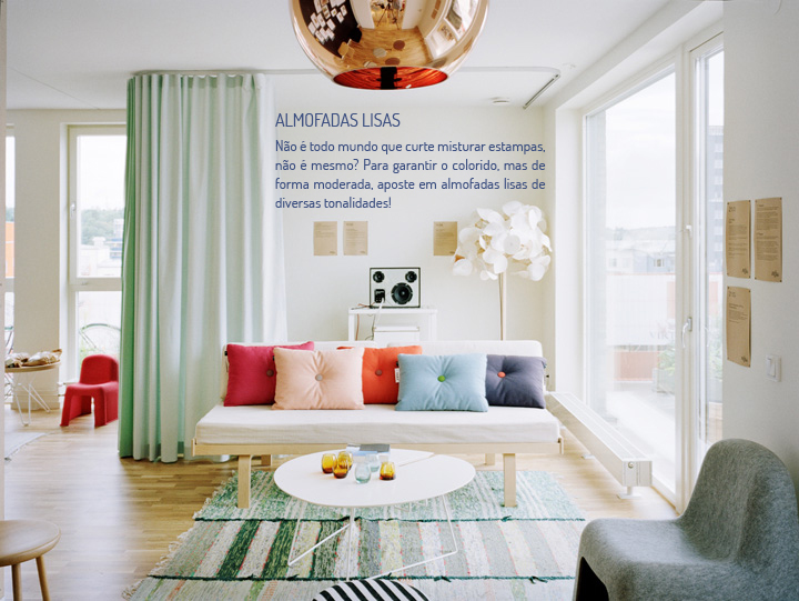 Decoração de: Sala de estar; almofadas coloridas lisas; Casa de Valentina