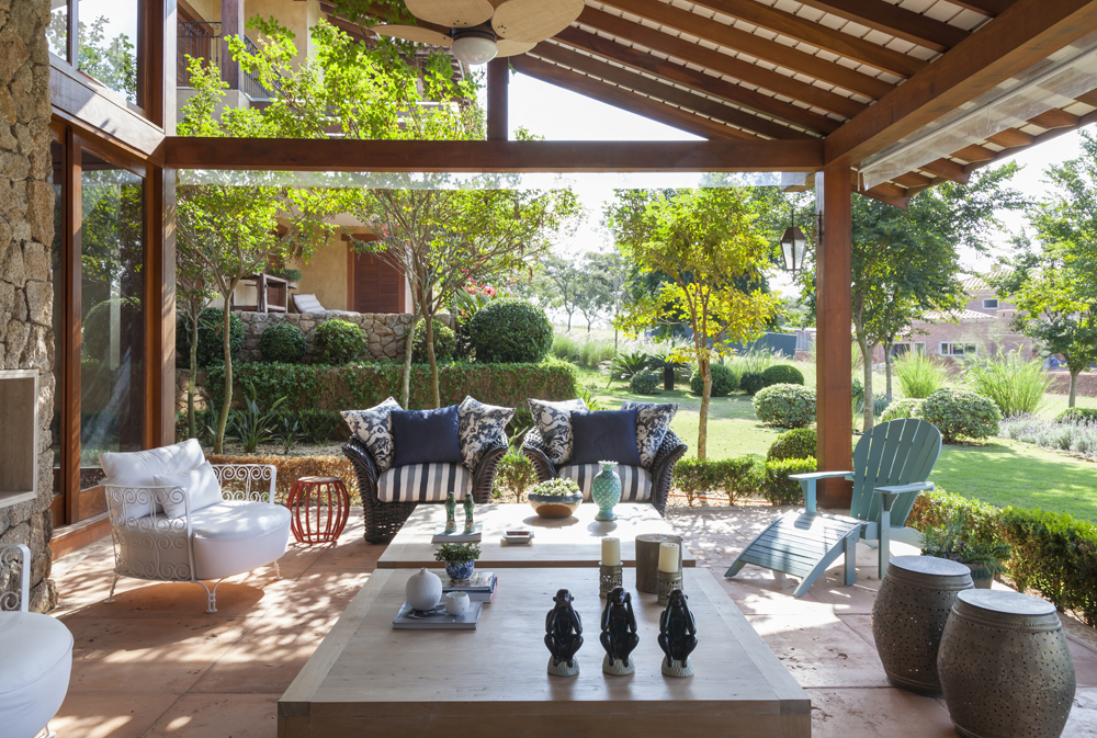 Decoração de: Varanda  - poltrona azul e branca; Casa de Valentina