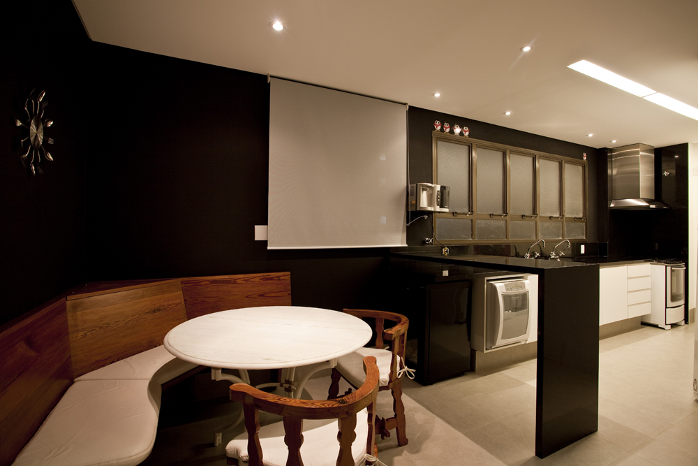 Decoração de: Cozinha integrada - parede de lousa preta; Casa de Valentina