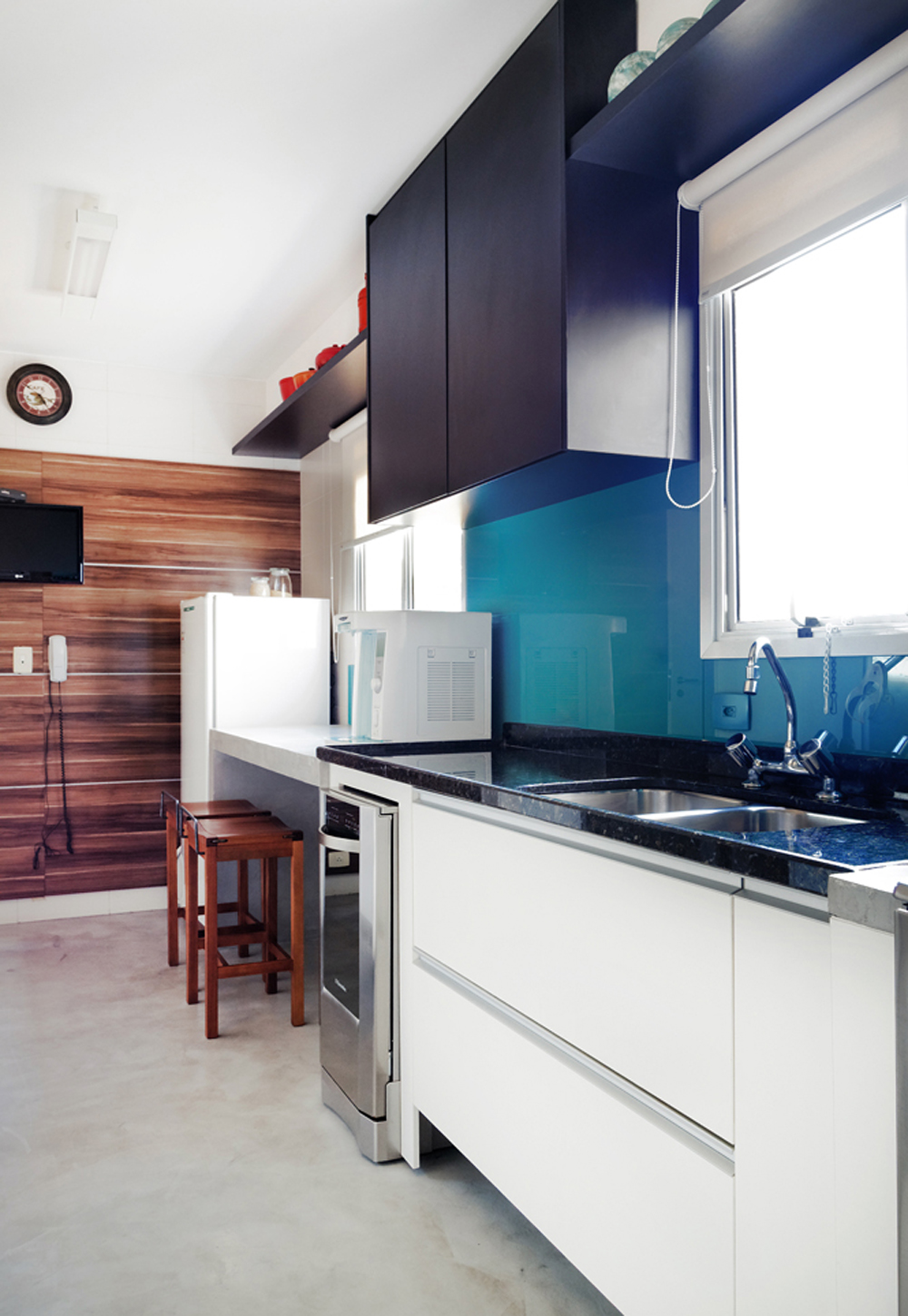 Decoração de: Cozinha - parede azul; Casa de Valentina