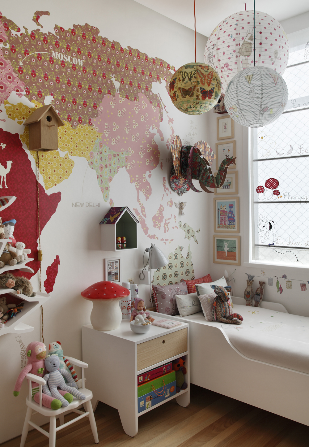Decoração de: Quarto de criança - papel de parede mapa mundi rosa; Casa de Valentina