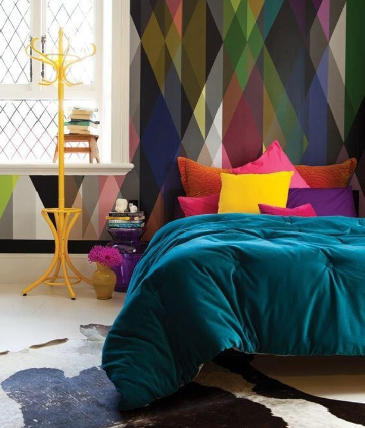 Decoração de: Quarto de casal; cama colorida; almofadas lisas coloridas; Casa de Valentina