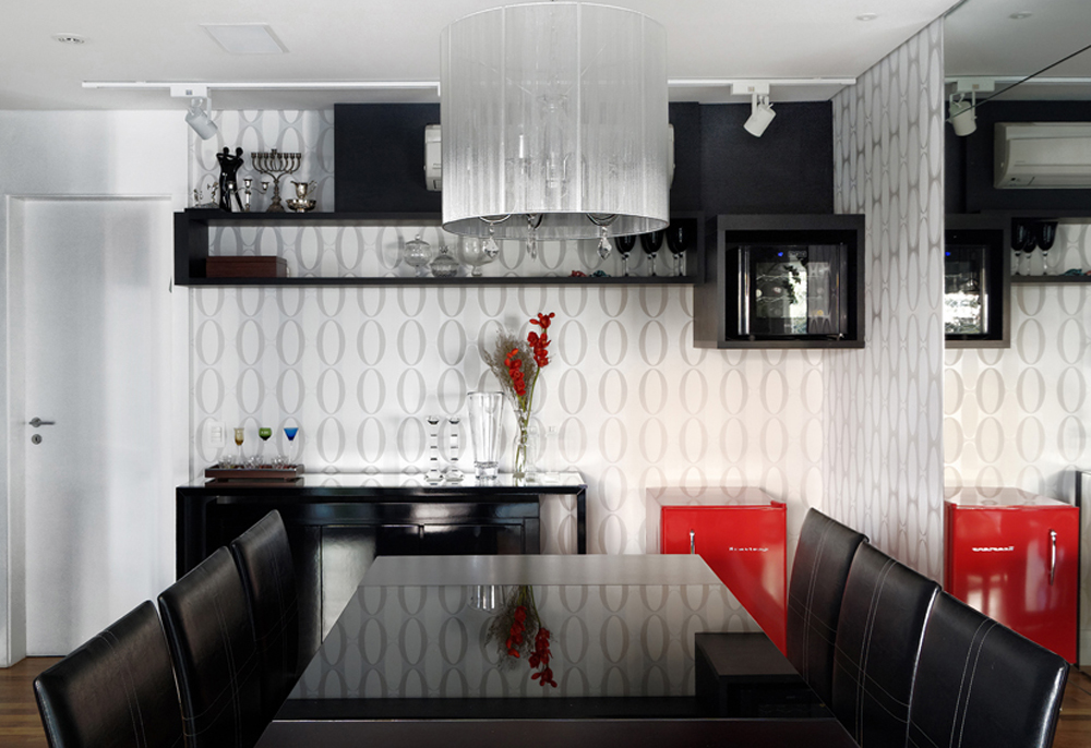 Decoração de: Sala de jantar - frigobar vermelho retrô; Casa de Valentina