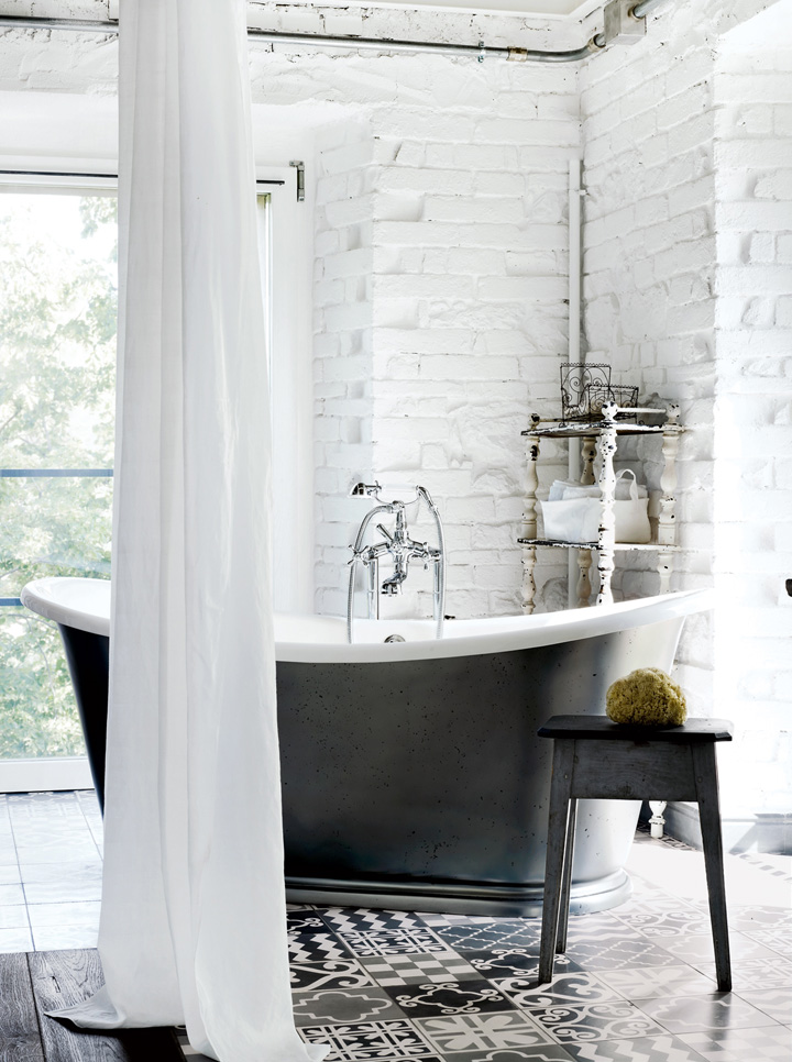 Decoração de: Banheiro - banheira vintage preta e branca; Casa de Valentina