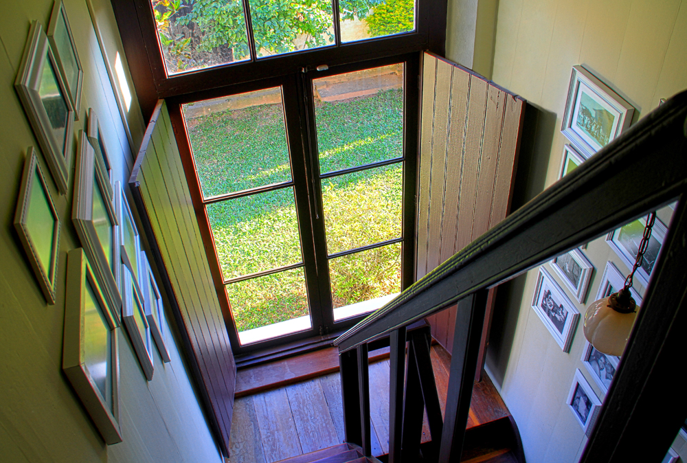 Decoração de: Escada; porta de vidro; Casa e Valentina