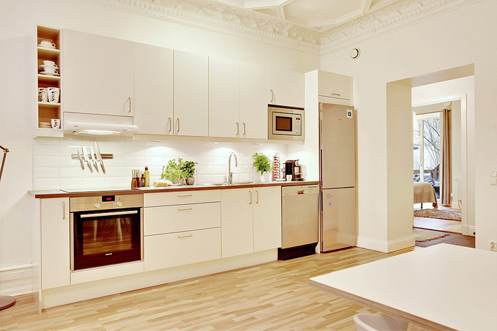 Decoração de: Cozinha integrada; armários brancos;  Casa de Valentina