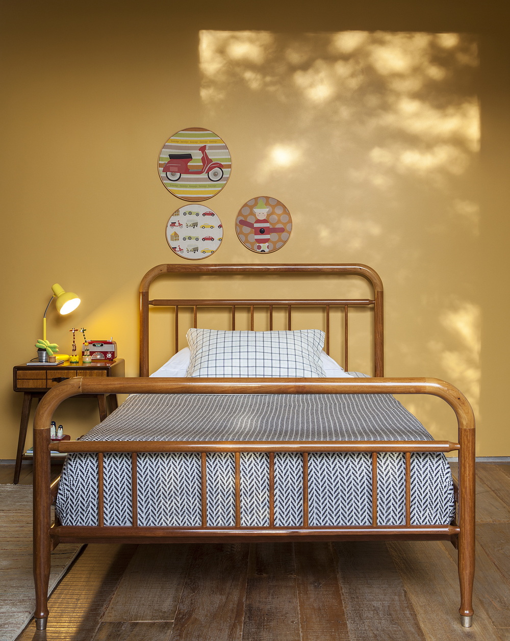 Decoração de: Quarto de criança; cama de madeira vintage; Casa de Valentina