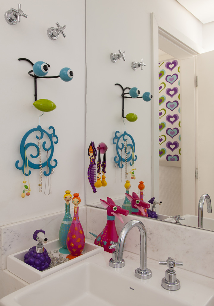 Decoração de: Banheiro - acessórios coloridos;  Casa de Valentina