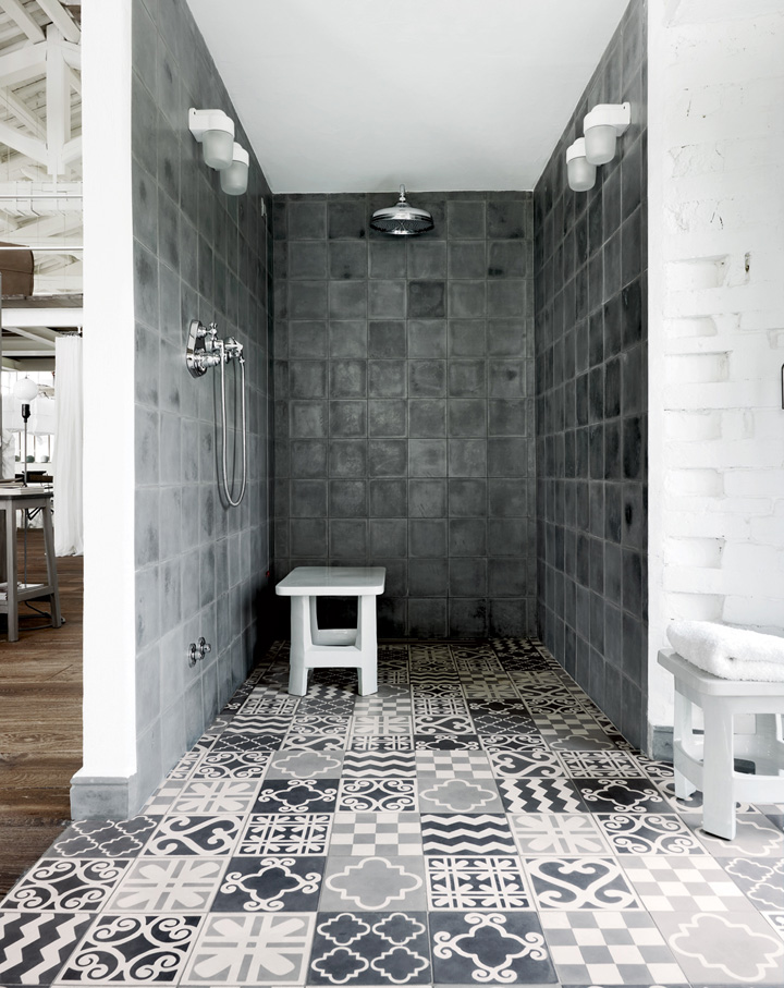 Decoração de: Banheiro - banquinho de madeira branco; Casa de Valentina