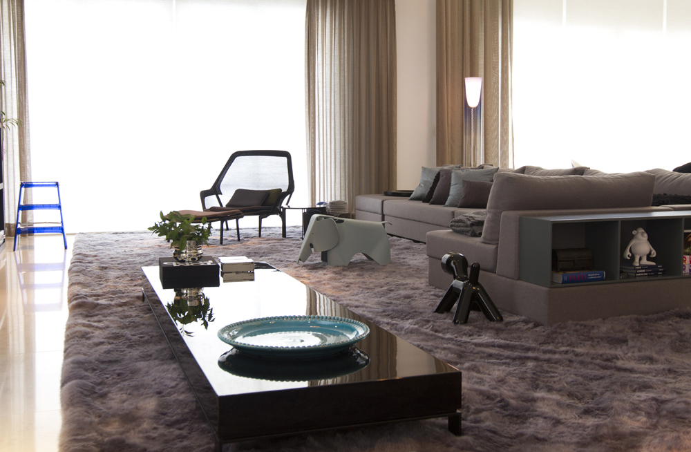 Decoração de: Sala de estar; tapete texturizado cinza; Casa de Valentina