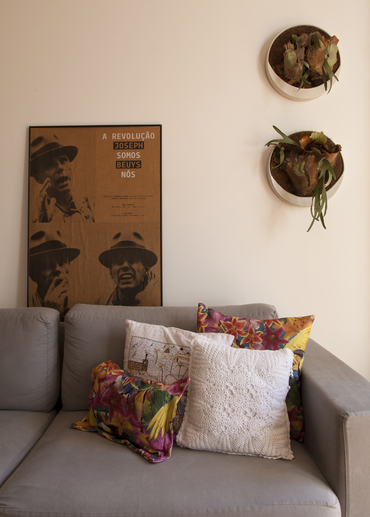 Decoração de: Detalhes; sofá cinza; Casa de Valentina 
