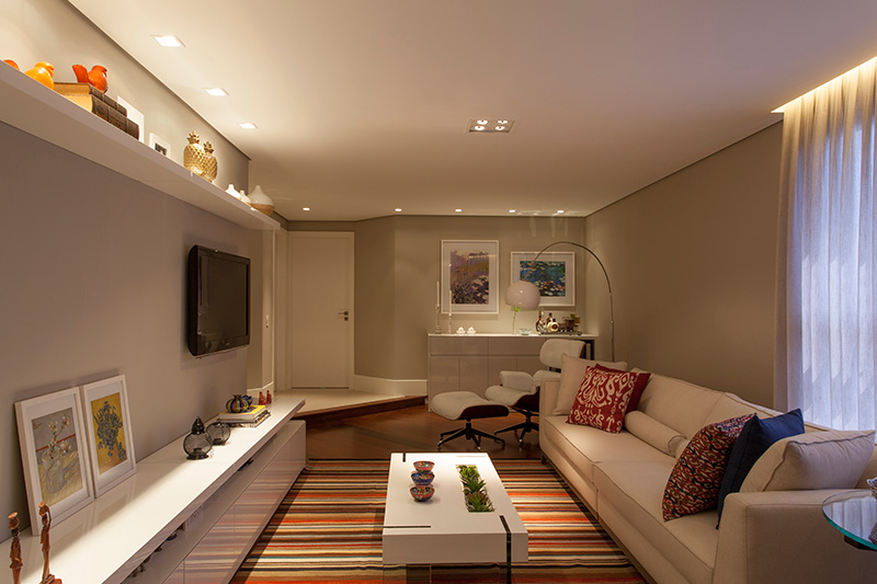 Decoração de: Sala de estar; poltrona Chales Eames; Casa de Valentina