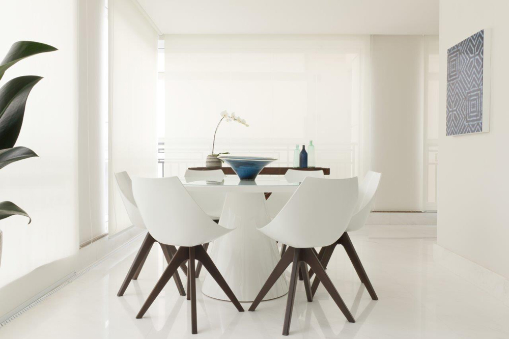 Decoração de: Varanda; mesa de refeição branca redonda; Casa de Valentina