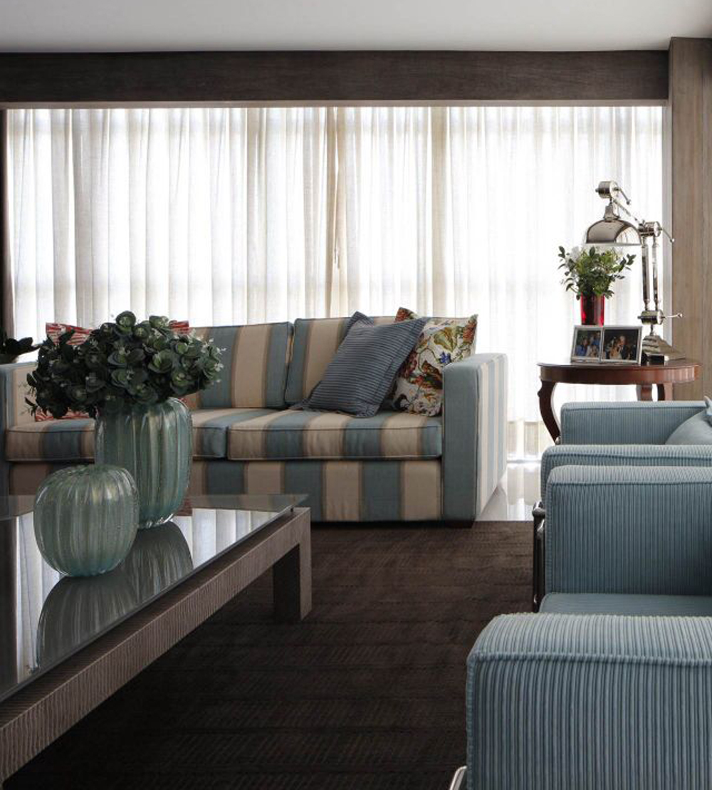 Decoração de: Sala de estar; sofá listrado azul e bege; Casa de Valentina