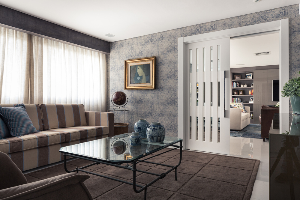 Decoração de: Sala de estar; papel de parede azul e branco; Casa de Valentina