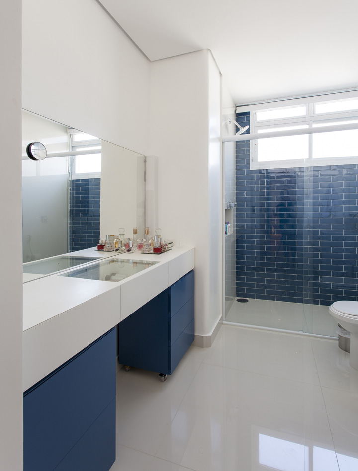 Decoração de: Banheiro; armários azuis; Casa de Valentina