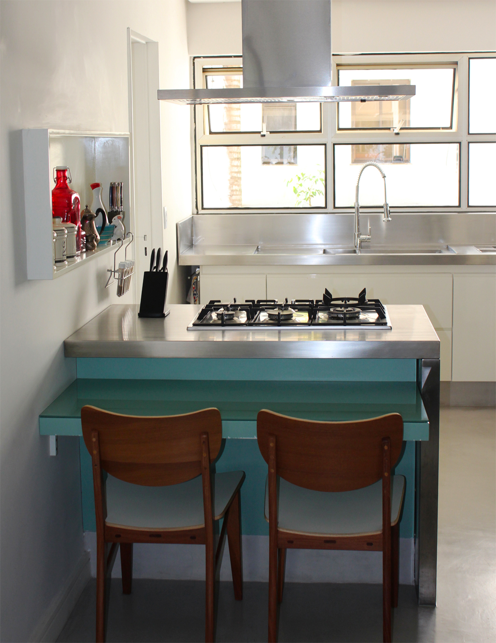 Decoração de: Cozinha integrada; bancada de refeição azul; Casa de Valentina