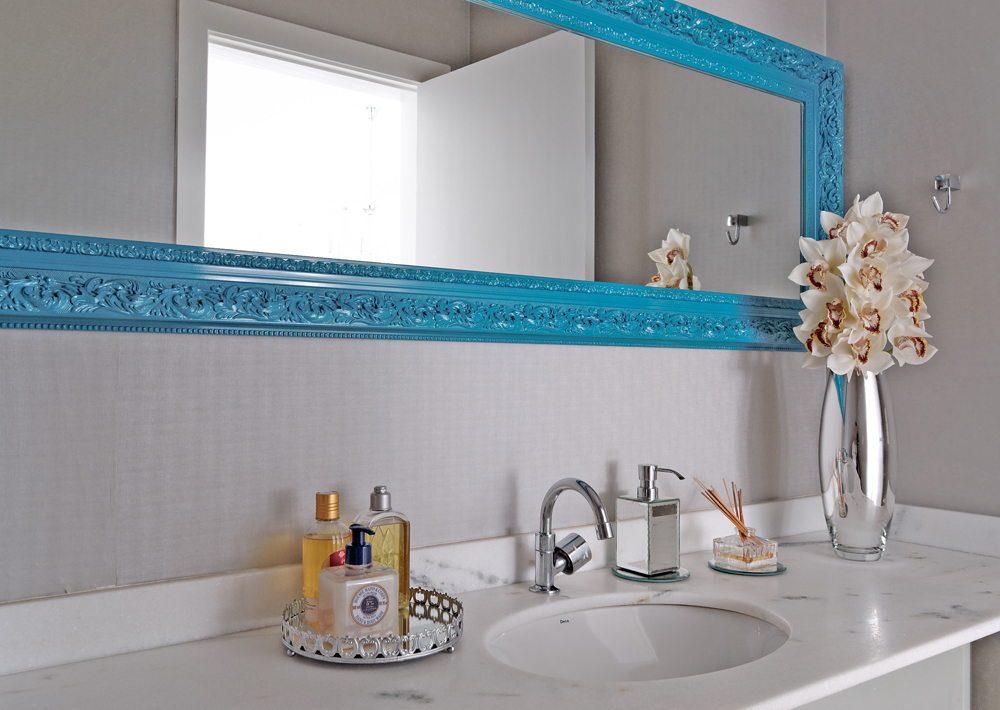 Decoração de: Lavabo; espelho com moldura azul; Casa de Valenitina