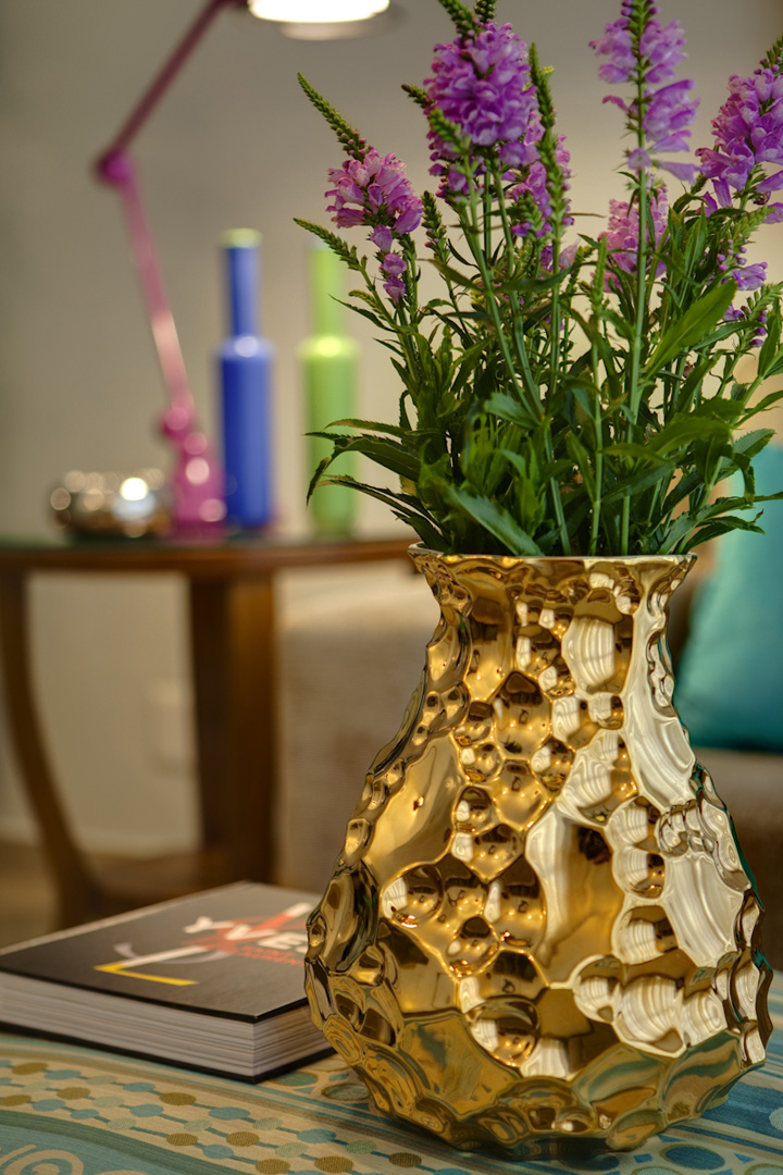 Decoração de: Detalhes; vaso dourado trabalhado; Casa de Valentina