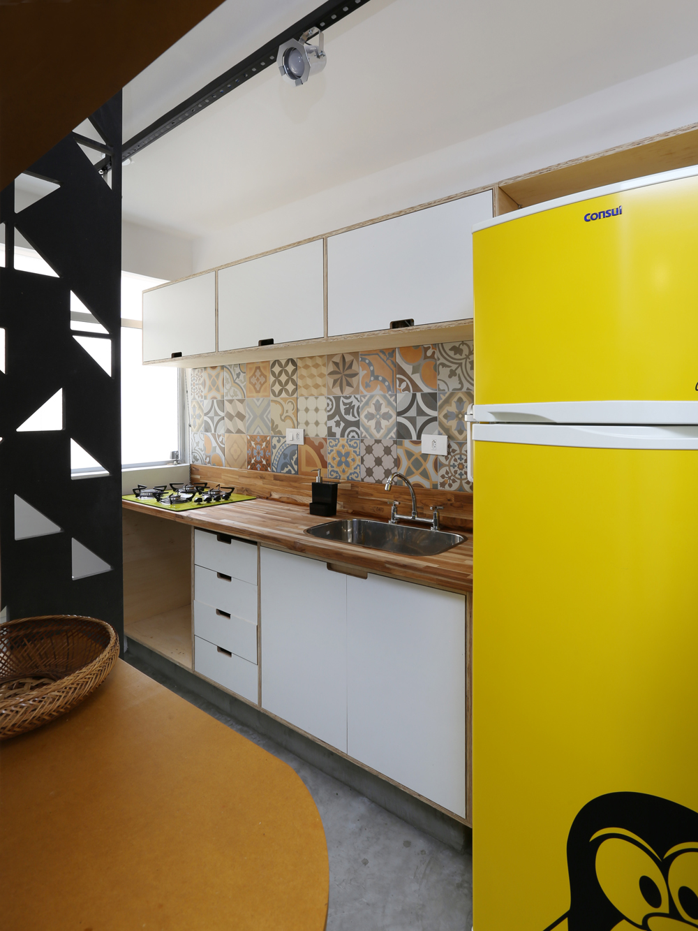 Decoração de: Cozinha integrada; parede de ladrilho hidráulico; Casa de Valentina