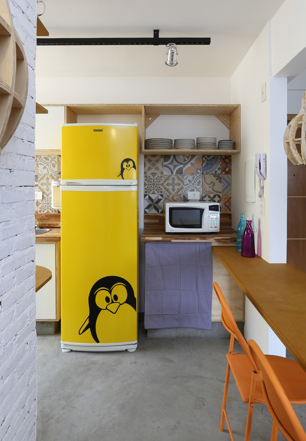 Decoração de: Cozinha integrada; cadeira dobrável laranja; Casa de Valentina