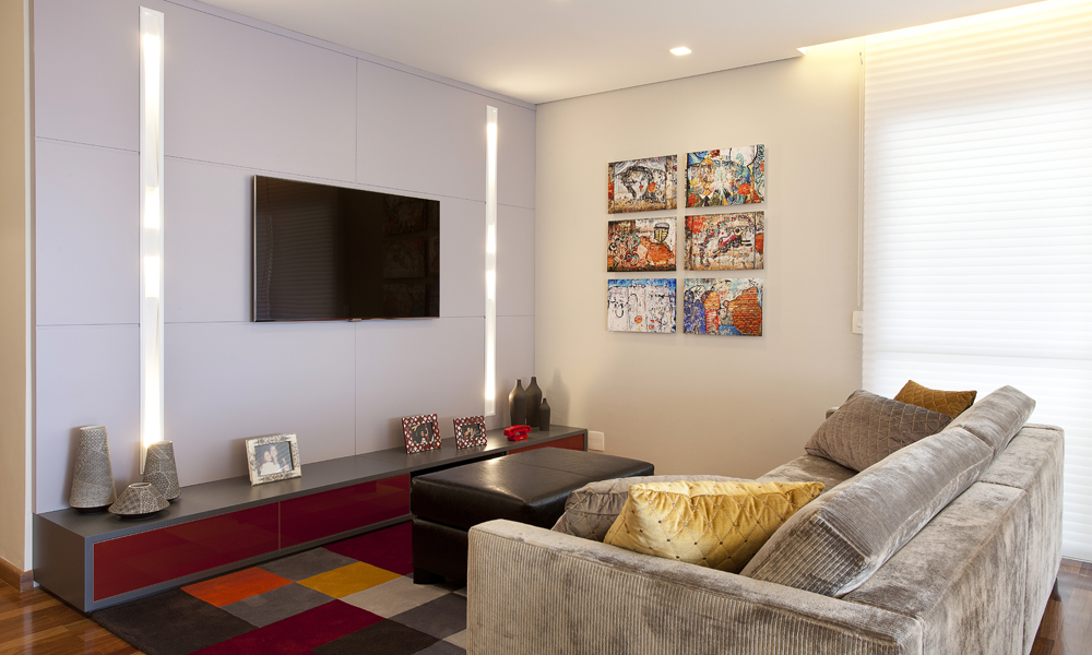 Decoração de: Sala de televisão; rack cinza e vermelho; Casa de Valentina