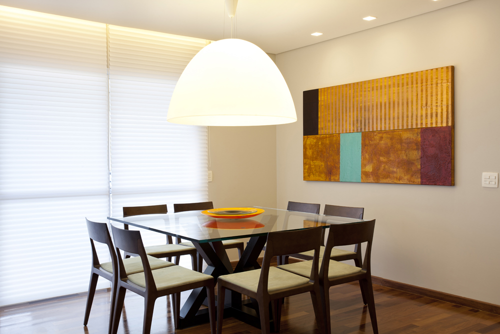 Decoração de: Sala de jantar; mesa de jantar marrom com tampo de vidro; Casa de Valentina