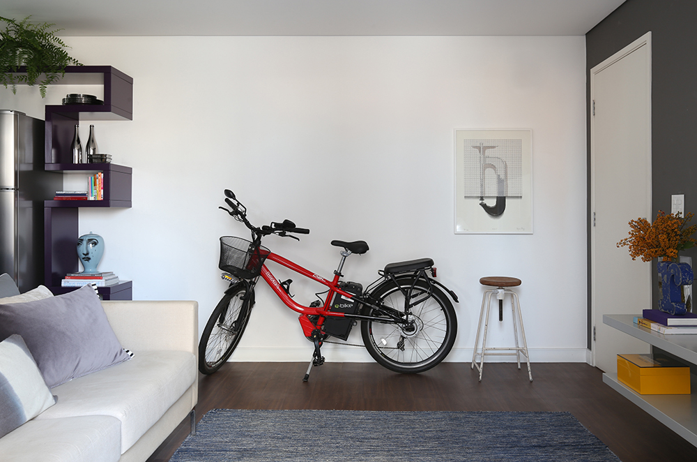 Decoração de: Detalhes; bicicleta elétrica vermelha; Casa de Valentina