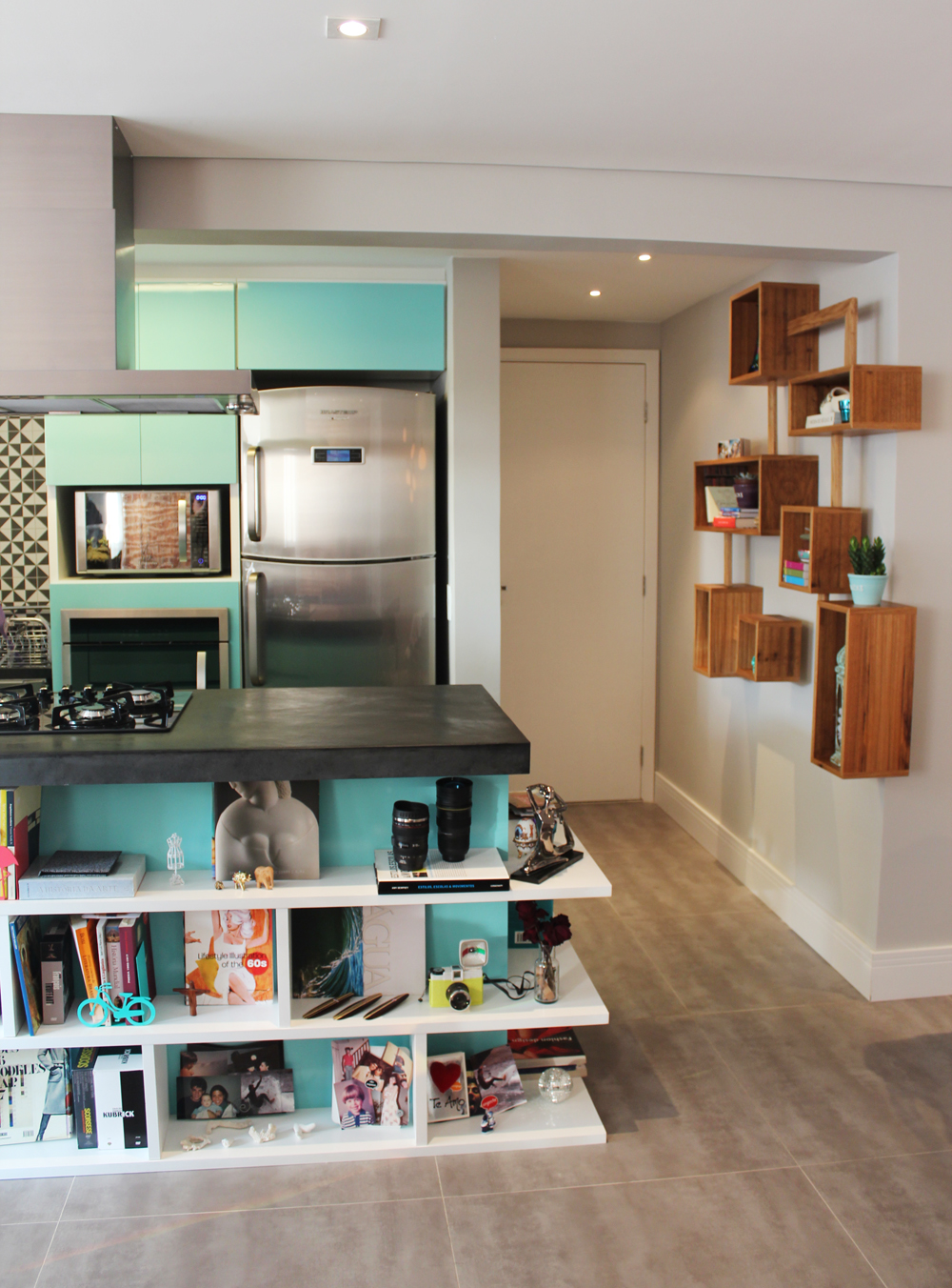 Decoração de: Cozinha integrada; armário verde;  Casa de Valentina
