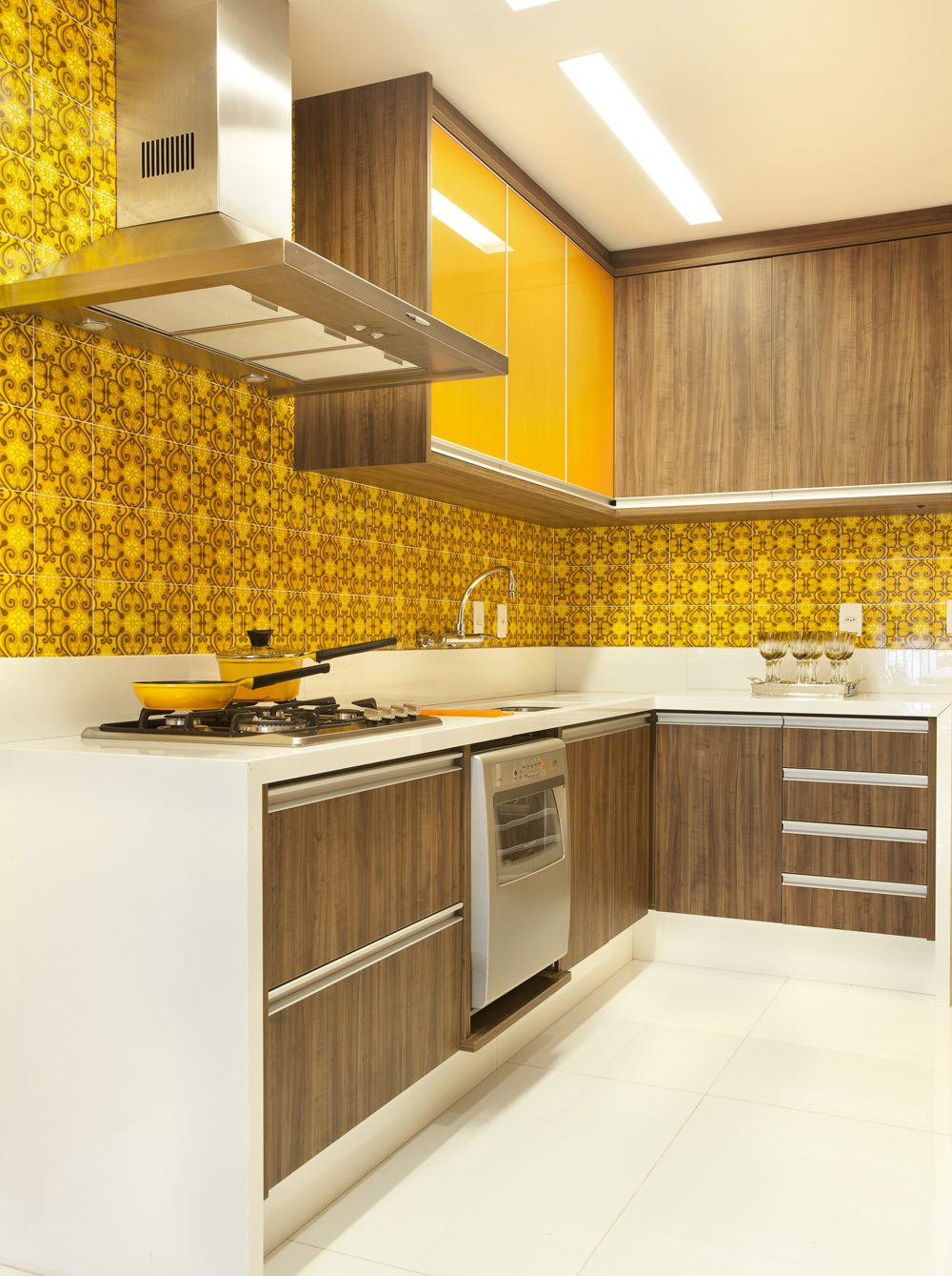 Decoração de: Cozinha; azulejo hidráulico amarelo; Casa de Valentina