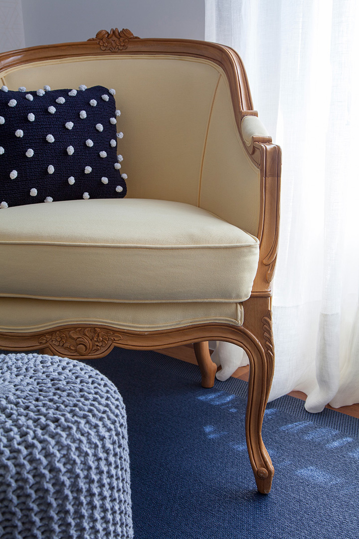 Decoração de: Detalhes; almofada azul marinho com aplicações; Casa de Valentina