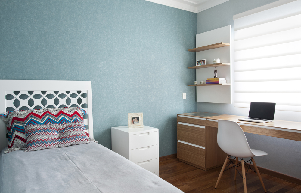 Decoração de: Quarto de solteiro; parede azul; Casa de Valentina